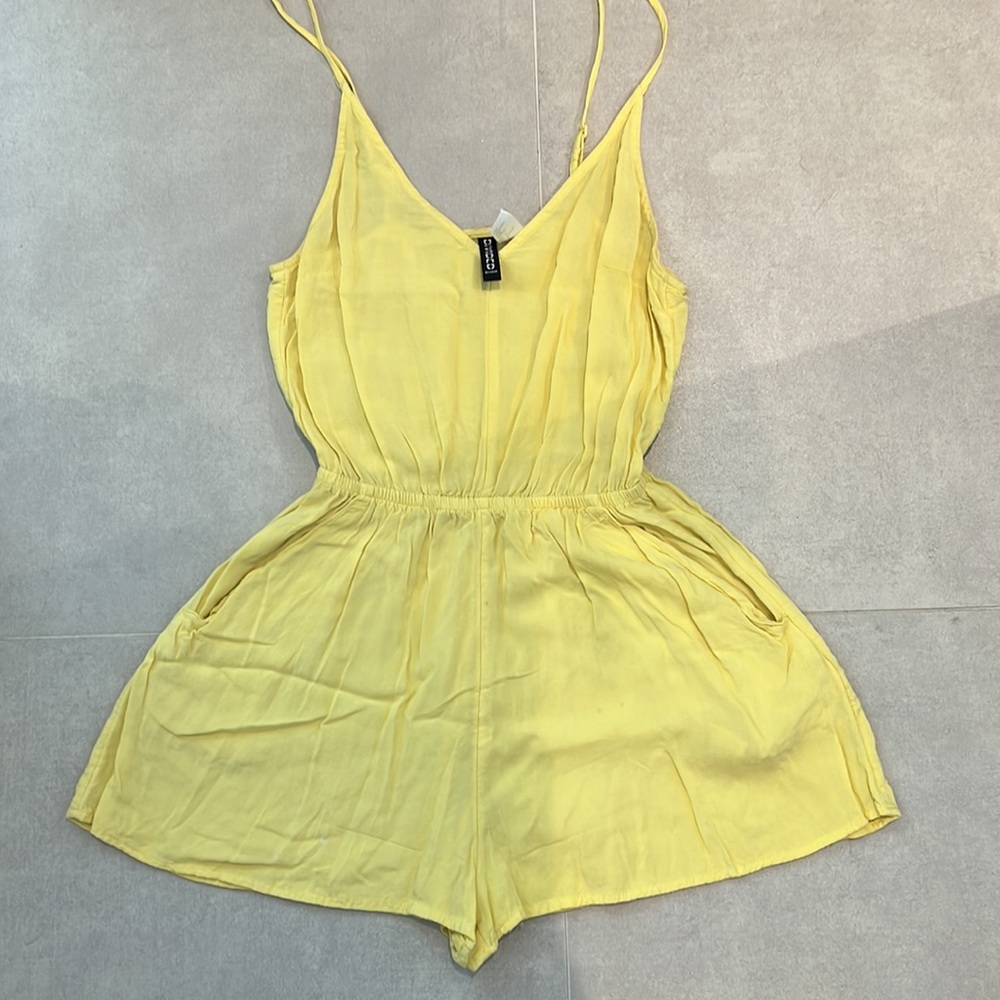 Divided sz 2 Yellow jumper side pockets elastic waistband adjustable straps Y2K